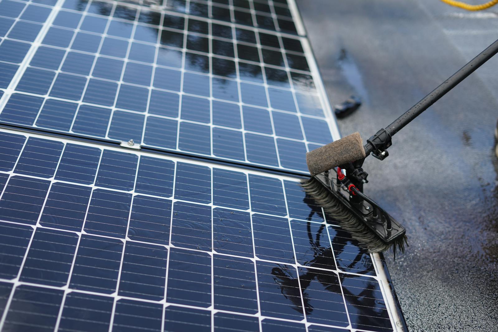Photovoltaikmodule auf einem Dach werden schonend gereinigt